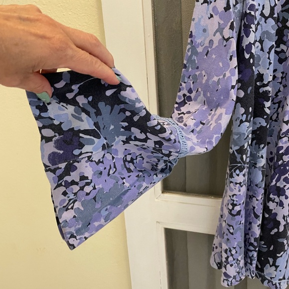IsaacMizrahi Live XL floral long bell sleeve soft knit top periwinkle blue white - Picture 10 of 12